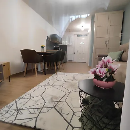 Toparti Elmenyek Apartment *